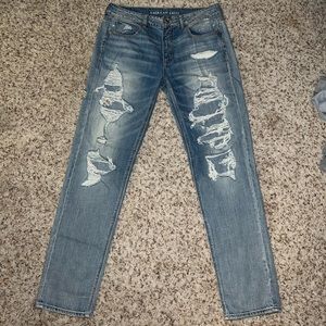 American Eagle Tomgirl light wash ripped jeans